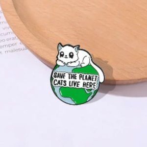 🍏50% OFF/3+...SAVE THE PLANET, CATS LIVE HERE Pin